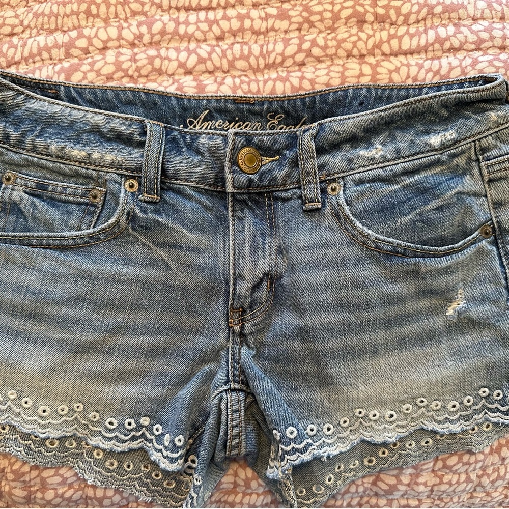 American Eagle Scalloped Eyelet Trim Denim Shorts Sz 6